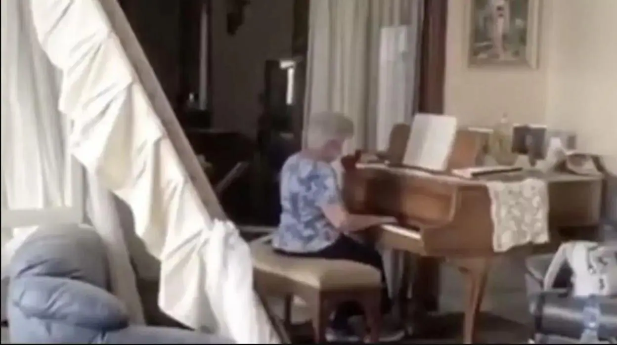 Conmovedor vídeo de una anciana que toca el piano de su casa devastada tras la explosión en Beirut