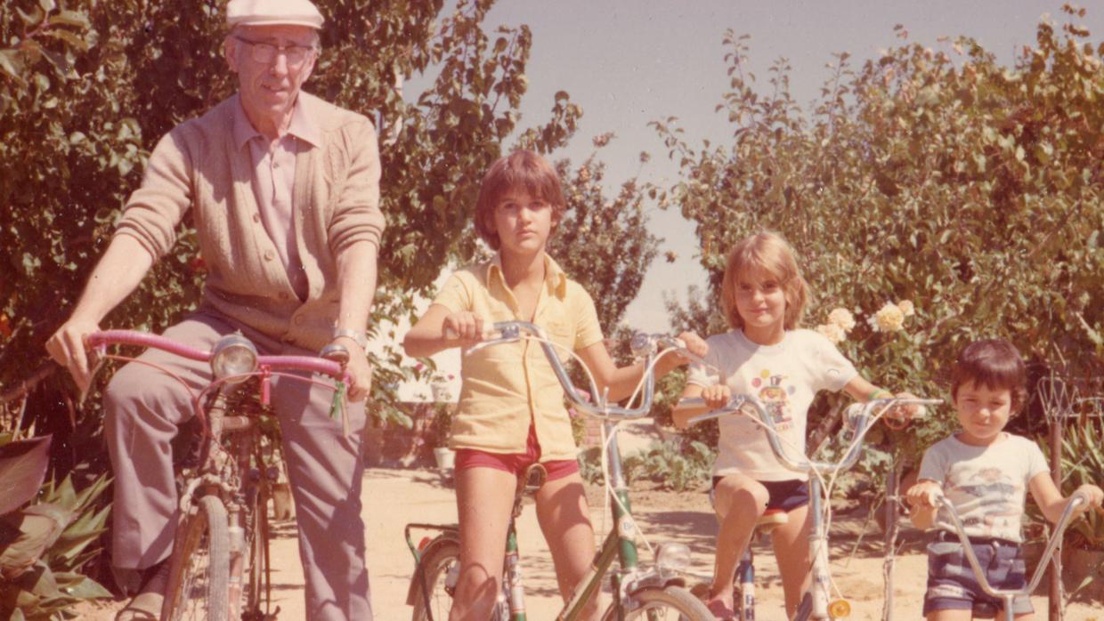 El abuelo de Roberto, Roberto, su hermana Isabel y su primo David