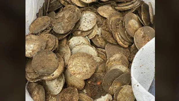 Descubre un tesoro de más de mil monedas de plata de los siglos XV y XVII al probar un detector de metales