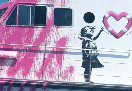 Banksy financia (y pinta) un barco que ayuda a los refugiados en el Mediterráneo