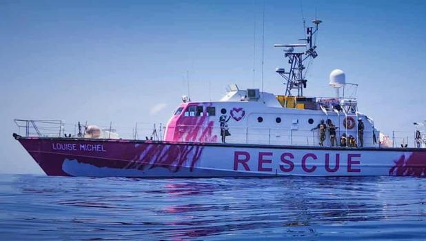 Banksy financia (y pinta) un barco que ayuda a los refugiados en el Mediterráneo
