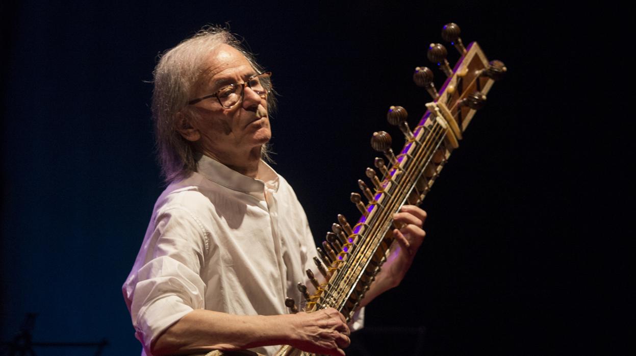 Gualberto García con el sitar