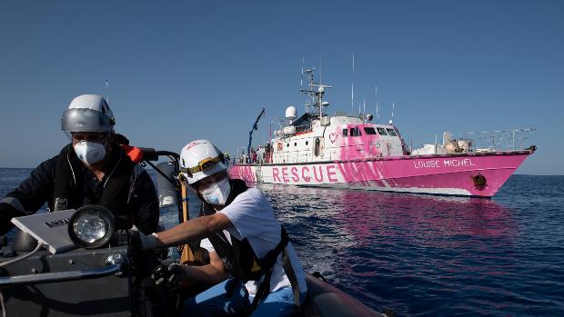 El barco financiado por Banksy pide socorro