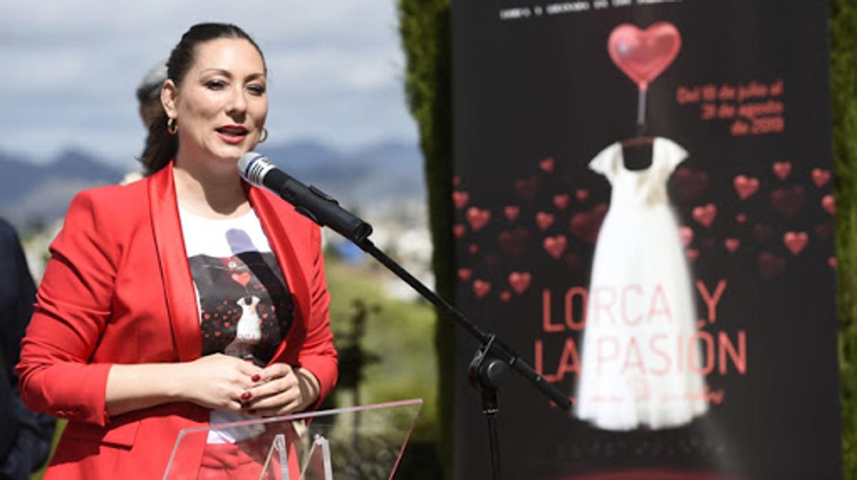 Marian Heredia junto al cartel de una antigua obra