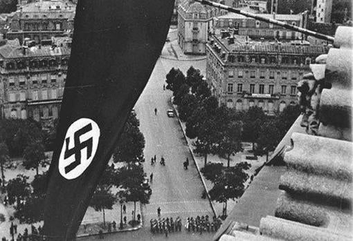 La bandera nazi ondea en el cielo de París durante la ocupación