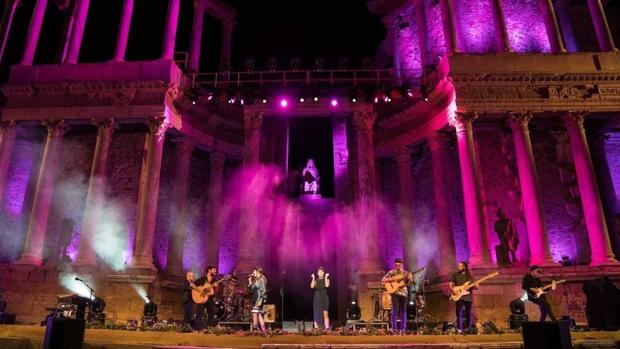 Rozalén estrena «Y busqué», su nuevo tema, en el Teatro Romano de Mérida