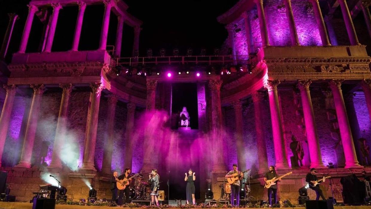 Rozalén, en un momento de su actuación en el Teatro Romano de Mérida