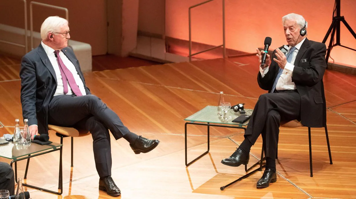 Un momento del diálogo entre Frank-Walter Steinmeier (izquierda) y Mario Vargas Llosa en Berlín