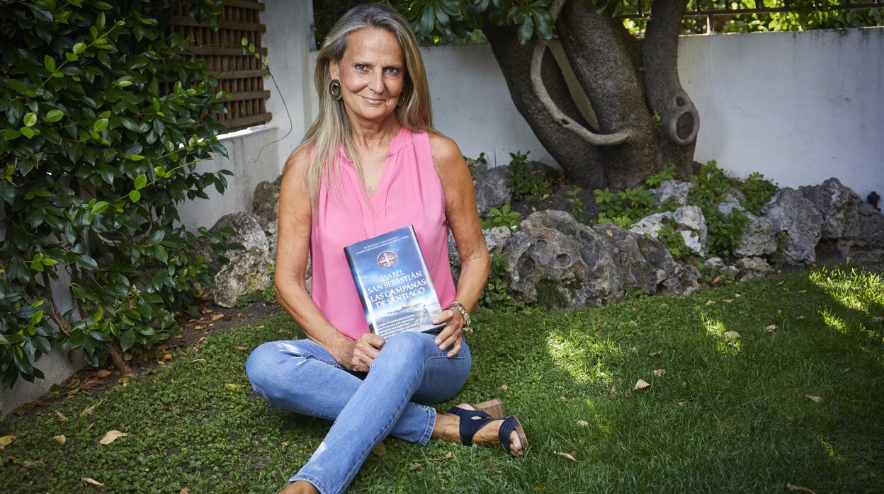 Isabel San Sebastián, con su nueva novela en las manos