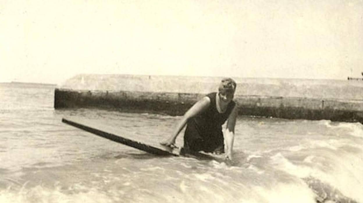 Agatha Christie, prácticando el surf
