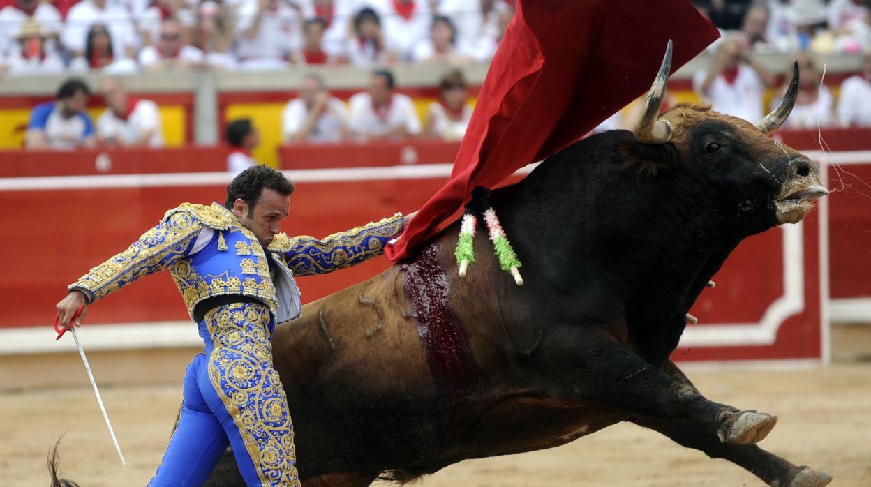 Antonio Ferrera pasea las dos orejas del cuarto toro