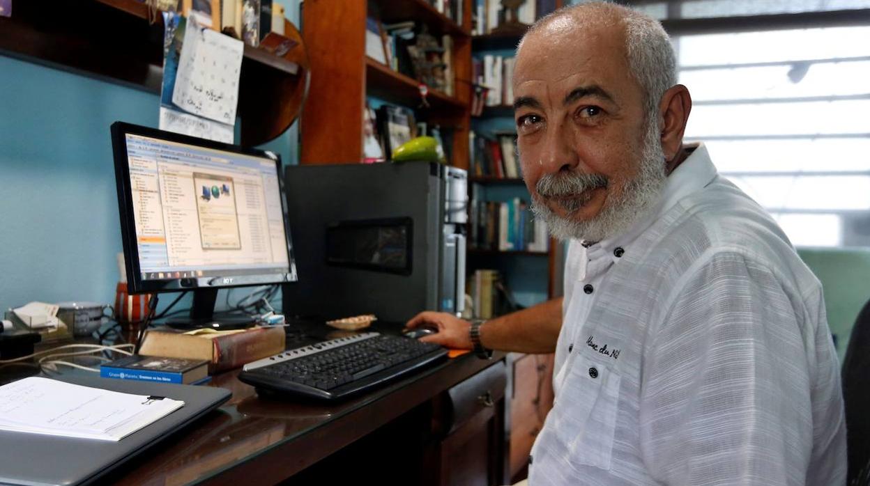 El escritor en su despacho de La Habana
