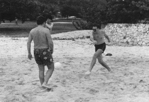 Mario Benedetti, jugando al fútbol, una de sus grandes pasiones