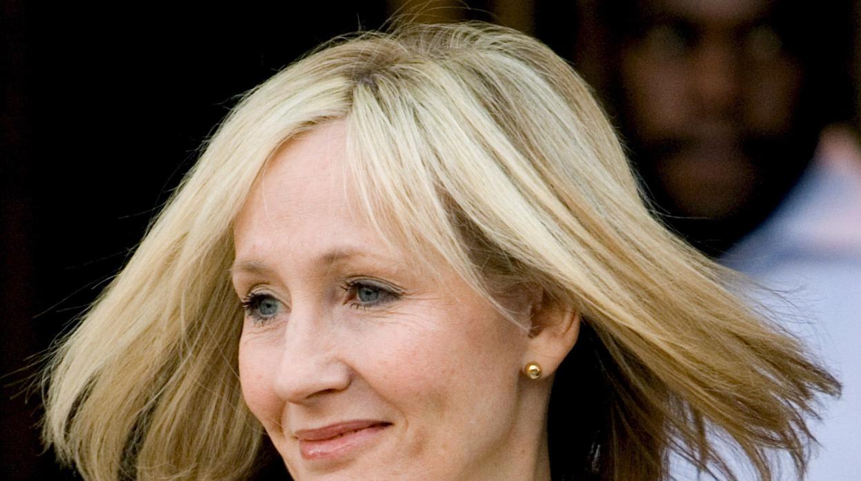 Nueva polémica transfóbica con J.K. Rowling por el villano de su última novela: un asesino travesti