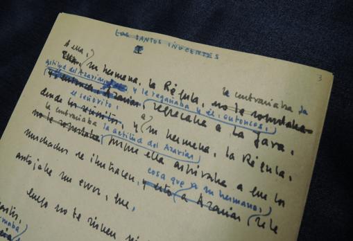 El manuscrito de "Los santos inocentes", con correcciones y anotaciones