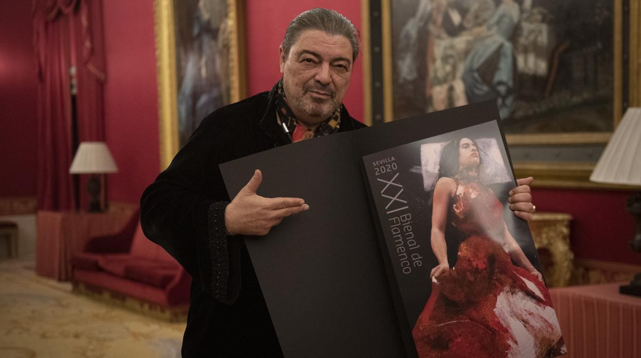 Antonio Canales con el cartel de la XXI Bienal de Flamenco