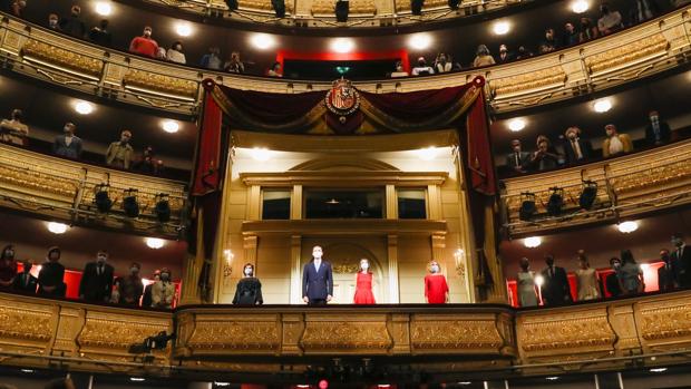 Los Reyes inauguran la temporada más complicada del Teatro Real