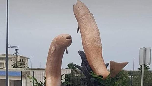 Una escultura de unos peces en una rotonda marroquí, demolida por su aspecto fálico