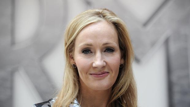 J.K. Rowling se defiende de los ataques de transfobia explicando que su villano está basado en casos reales