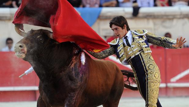 Faenas largas, avisos y estocadas caídas en el cierre de Nimes