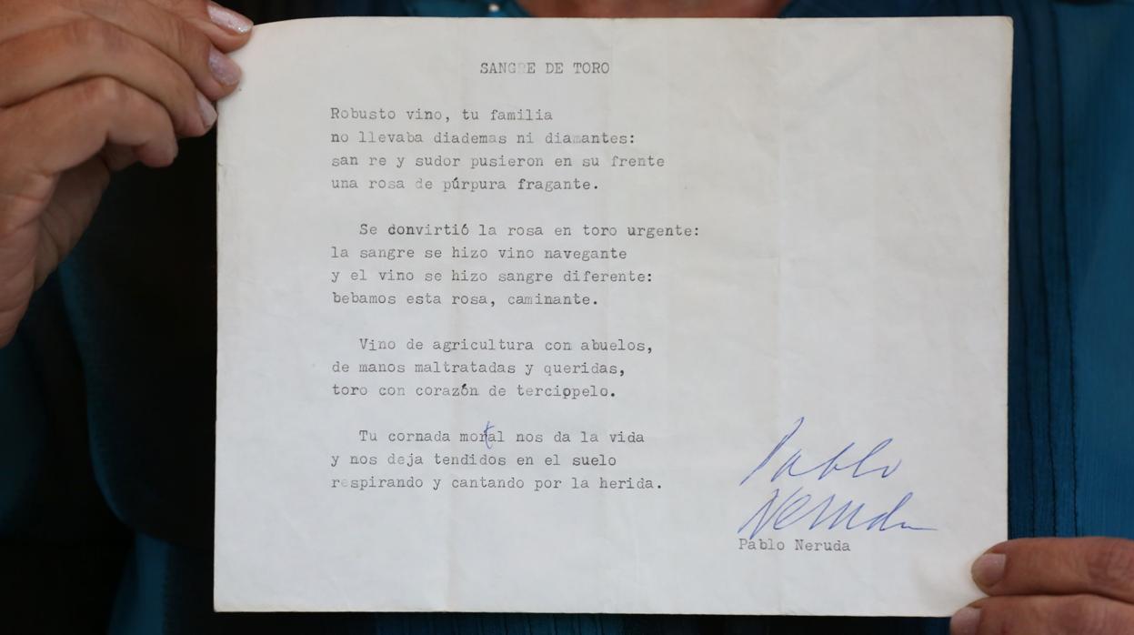 Berta Teitelboim muestra la versión preliminar recientemente hallada del soneto «Sangre de Toro»