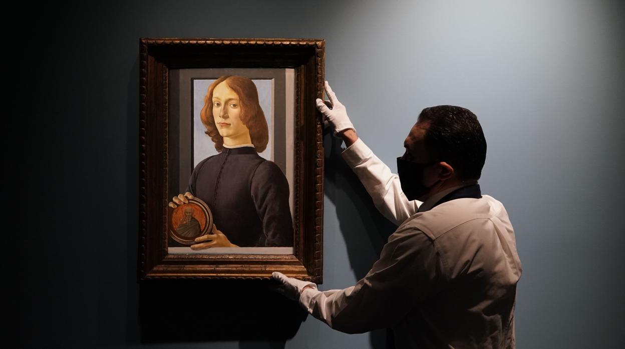 Un empleado de Sotheby's sostiene «Joven sujetando un medallón», de Botticelli