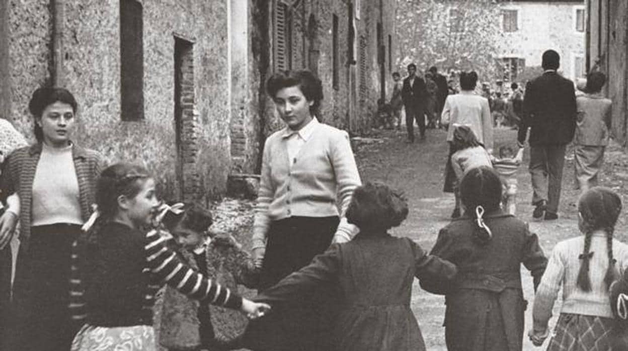 Ferrante ambienta su obra en Nápoles (arriba, una foto de los años 50)