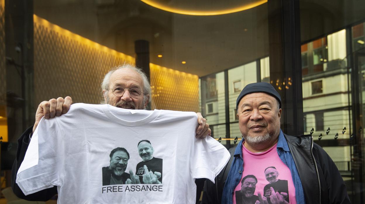 Ai Weiwei, con el padre de Assange frente al juzgado