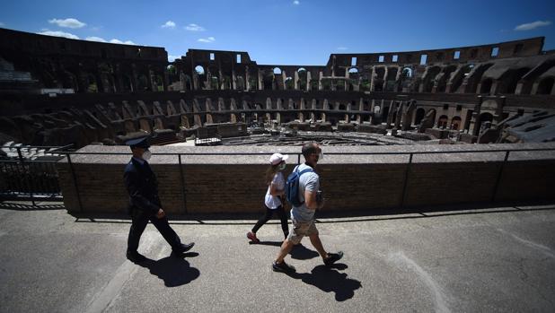 Detienen a un turista irlandés por grabar sus iniciales en el Coliseo de Roma