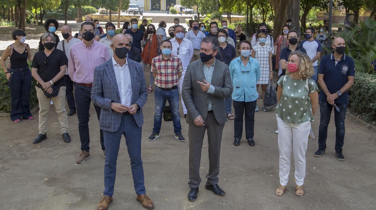 Juan Espadas, Antonio Muñoz e Isabel Ojeda junto a algunos protagonistas del arranque de temporada