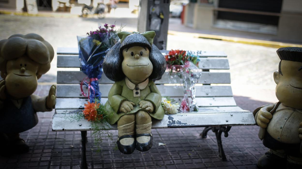 Flores depositadas junto a una estatua de Mafalda en Buenos Aires