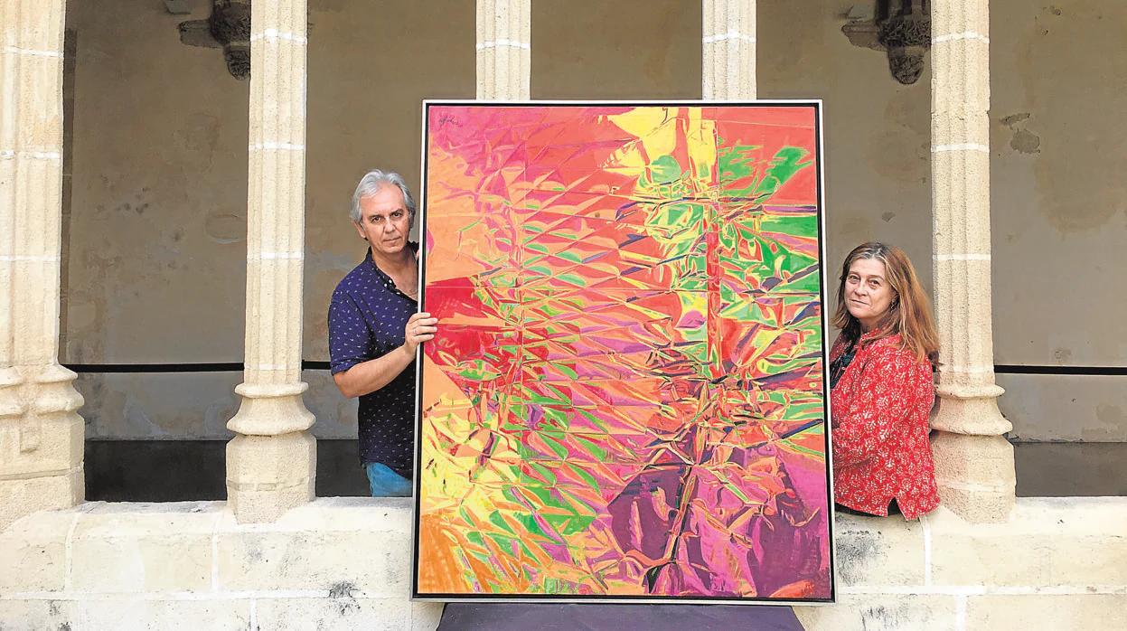 Domíingo Martínez y Cristina Pérez Aguilera con uno de los cuadros de don Miguel