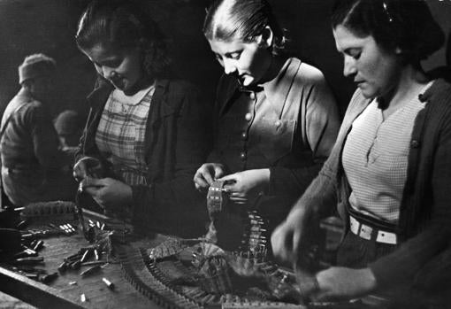Mujeres en una fábrica de municiones metiendo cartuchos en cartucheras para los soldados republicanos, Madrid, noviembre-diciembre de 1936
