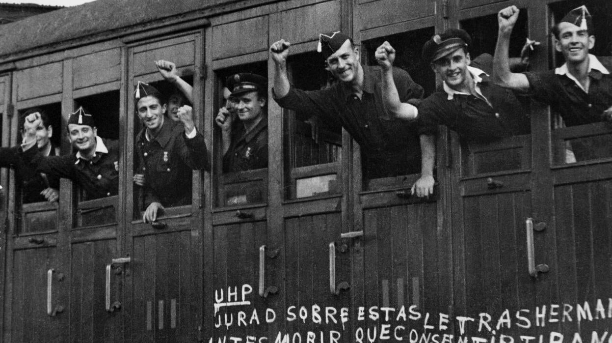Tropas republicanas saludando desde un tren con destino al frente de Aragón, Barcelona, agosto de 1936. En el costado del tren se lee:«UHP (Unión de Hermanos Proletarios). Jurad sobre estas letras, hermanos: antes morir que consentir tiranos»