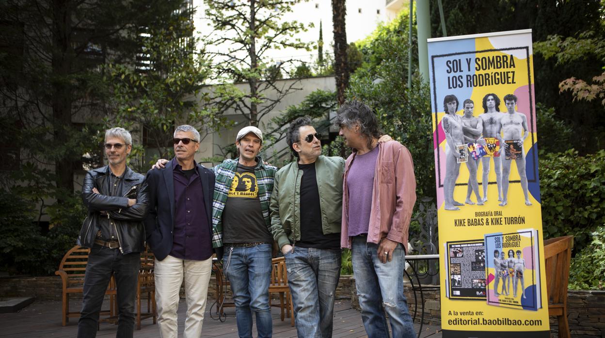 Los Rodríguez junto a los autores de la nueva biografía oral de la banda