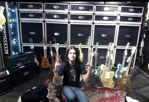 Alberto Marín, con la colección de guitarras de Eddie Van Halen, en Los Ángeles