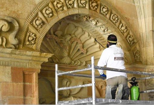 Imagen de los trabajos de restauración de la obra de Juan de Juni