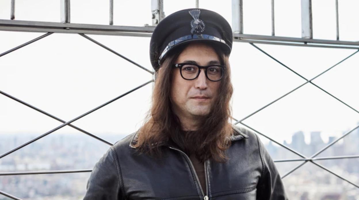 Sean Lennon, en lo alto del Empire State tras encender el interruptor del homenaje