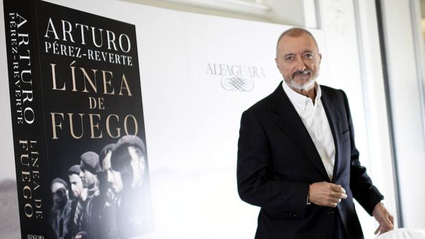 Arturo Pérez-Reverte, corresponsal en la batalla del Ebro