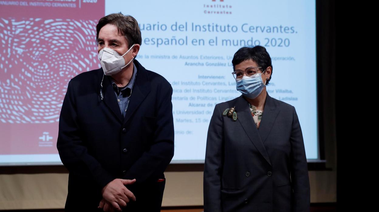 El director del Cervantes, Luis García Montero y la ministra de Asuntos Exteriores, Arancha González Laya, durante la presentación este del informe «El español en el mundo»