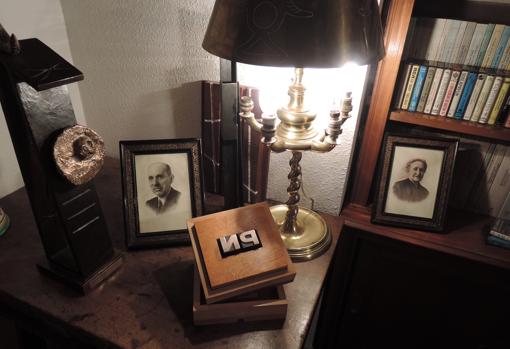 El premio Príncipe de Asturias de las Letras y el Nadal, junto a dos fotografías de sus padres