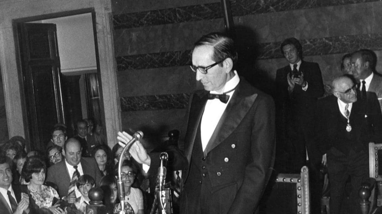 Miguel Delibes tomó posesión de la silla "e" en la RAE el 25 de mayo de 1975