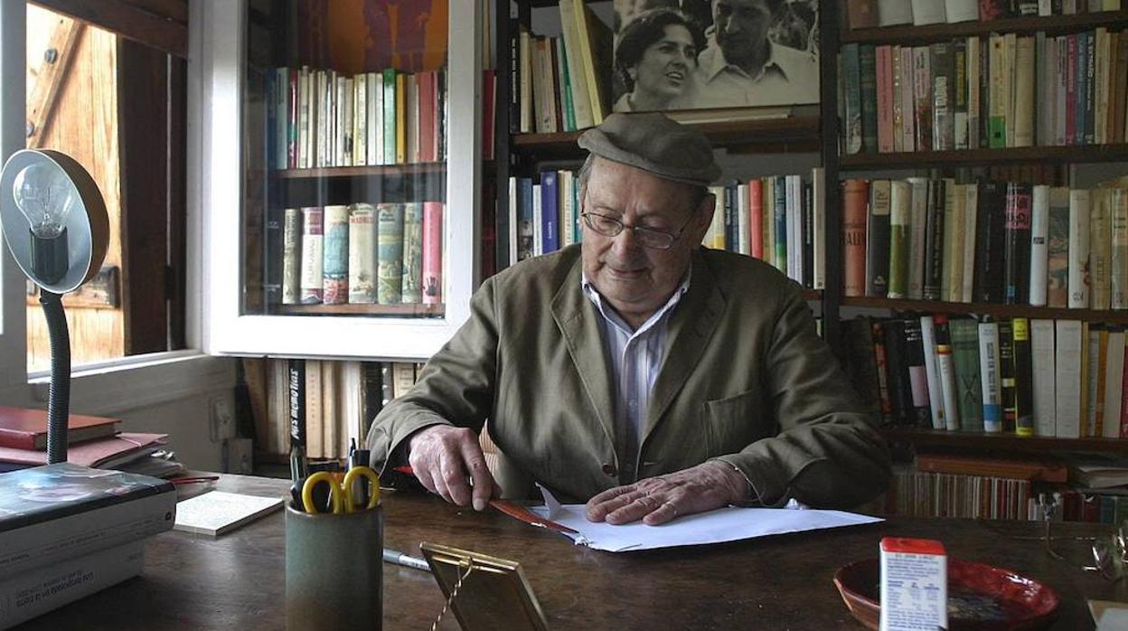 El escritor en su casa de Sedano (Burgos)