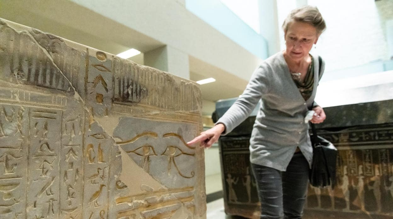 Friederike Seyfried, especialista en la parte egipcia y papiros, muestra el vandalismo en el Neues Museum