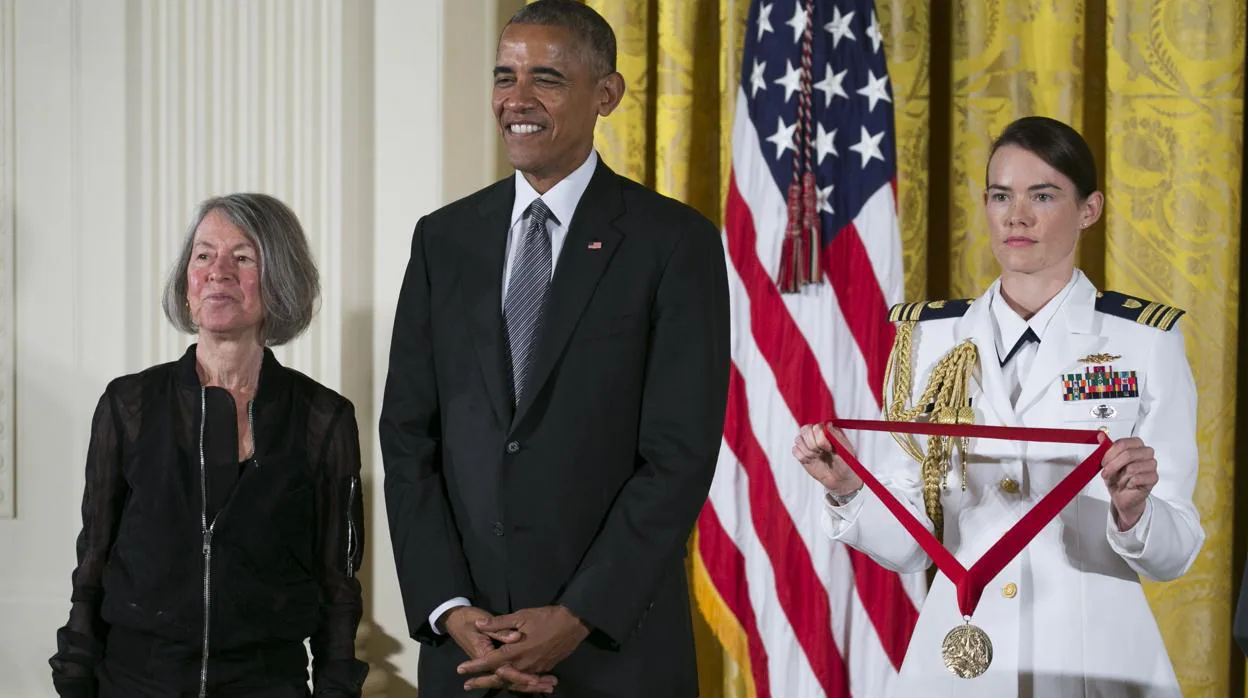 Barack Obama distingue a Louise Glück con la Medalla Nacional de Humanidades en una ceremonia en la Casa Blanca