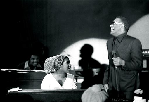 Aretha Franklin, junto a Ray Charles durante un concierto