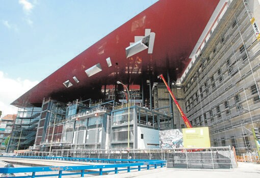 El voladizo rojo, marca de la ampliación del Reina Sofía, que firma el arquitecto francés Jean Nouvel. Costó 93 millones de euros