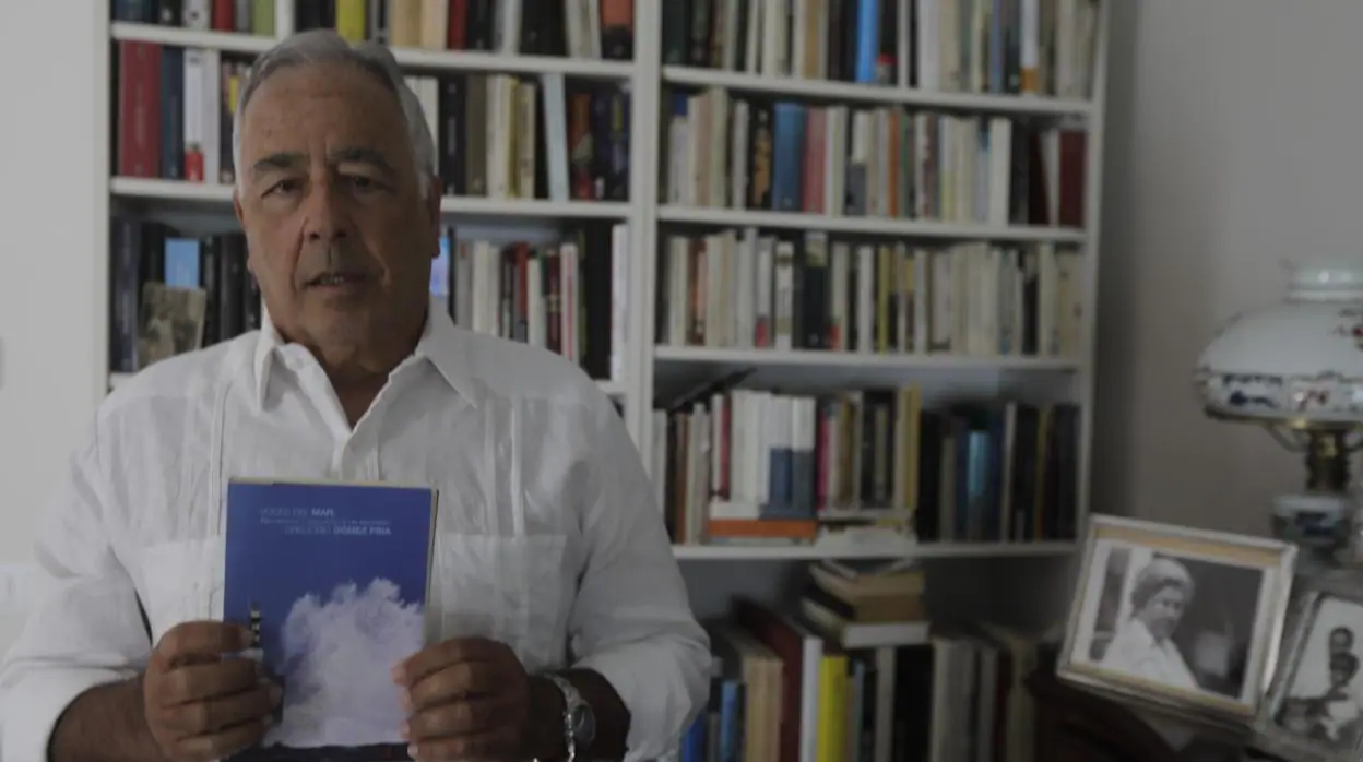 Gregorio Gómez Pina, con un ejemplar de su libro