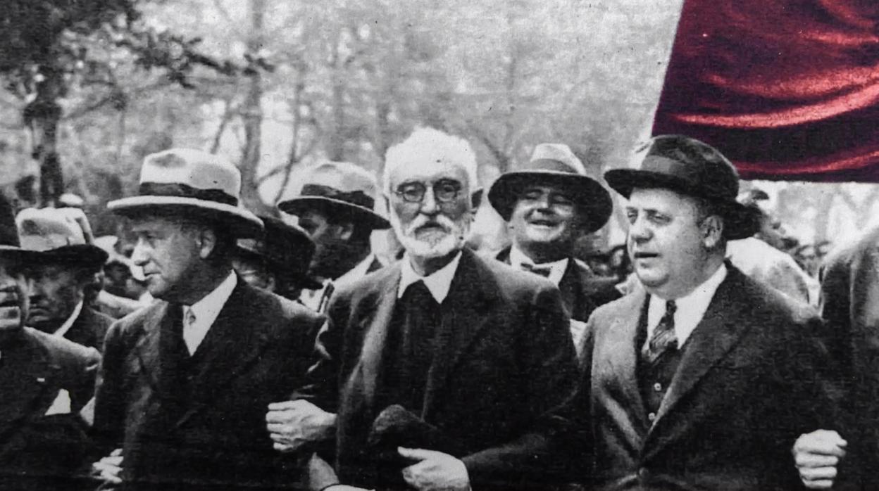 Unamuno junto a Largo Caballero y Prieto. Fotografía coloreada para la película documental «Palabras para un fin del mundo»