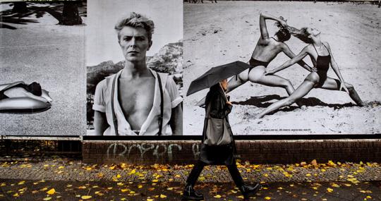 Algunas de las fotografías de Helmut Newton expuestas en Berlín con motivo de los cien años de su nacimiento